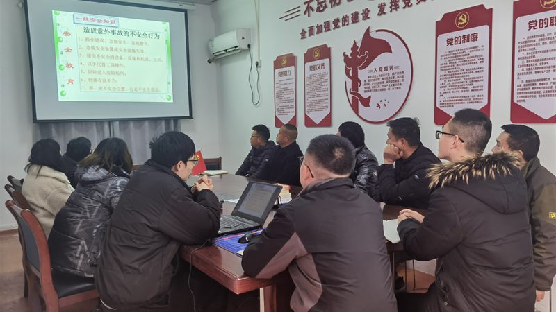 叉车培训费用主要由以下几部分构成：